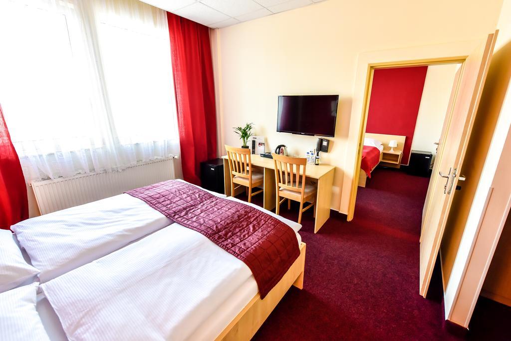 City Hostel Brno Modřice Buitenkant foto