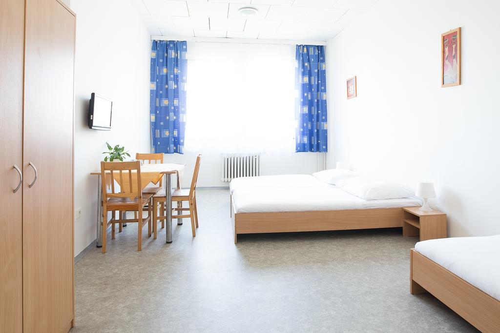 City Hostel Brno Modřice Buitenkant foto