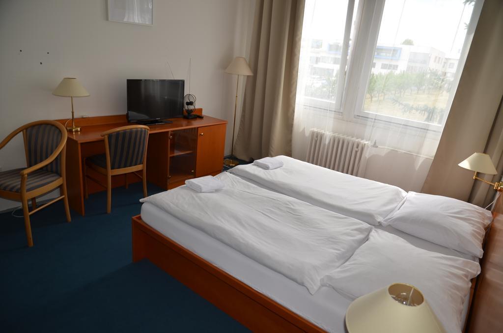 City Hostel Brno Modřice Buitenkant foto