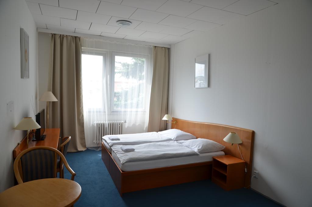City Hostel Brno Modřice Buitenkant foto