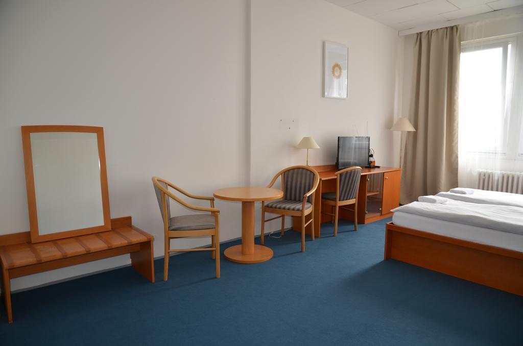 City Hostel Brno Modřice Buitenkant foto