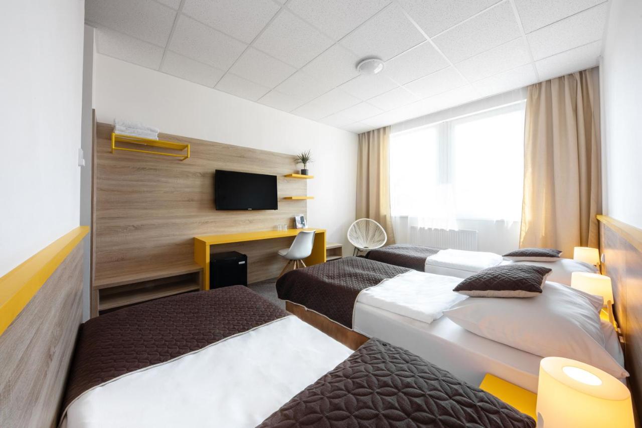 City Hostel Brno Modřice Buitenkant foto